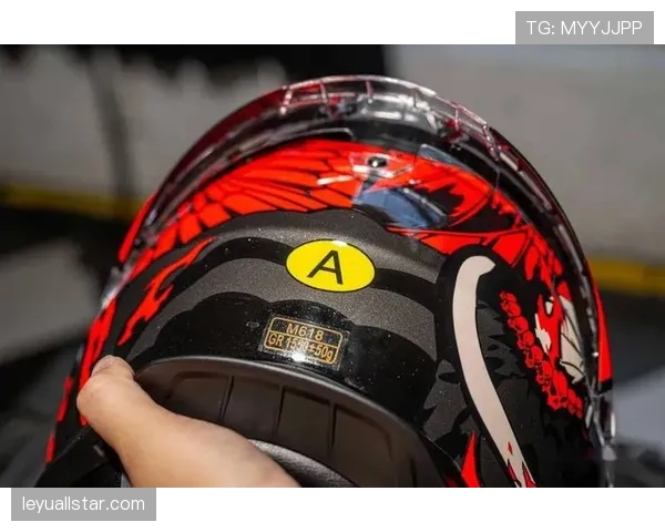 为庆祝国际妇女节，PWHL所有球员头盔贴特有标识比赛